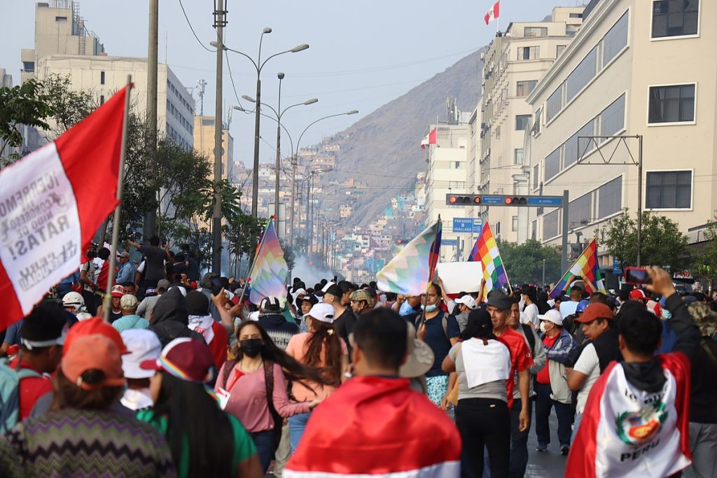 Manifestación en Lima, capital de Perú, organizada el 12 de diciembre de 2022 tras la destitución de Pedro Castillo.
