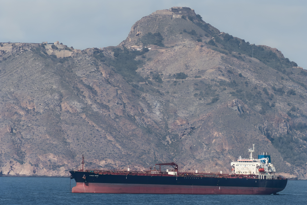 Un petrolero a su paso por las costas de Cartagena, España. 
