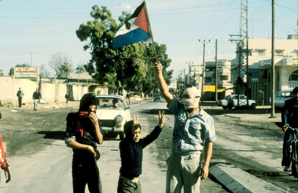 Protestas que estallaron en la Franja de Gaza en 1987 en el marco de la Primera Intifada, uno de los mayores acontecimientos de la resistencia palestina.