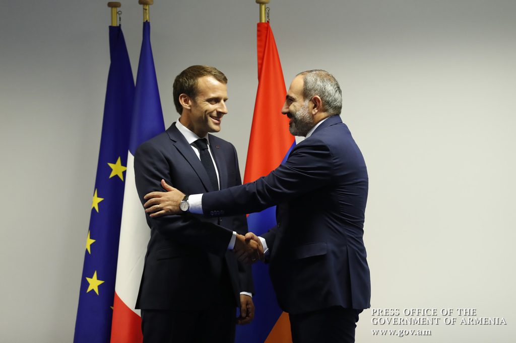 Reunión entre Emmanuel Macron y Nikol Pashinyan, presidentes de Francia y Armenia respectivamente. 