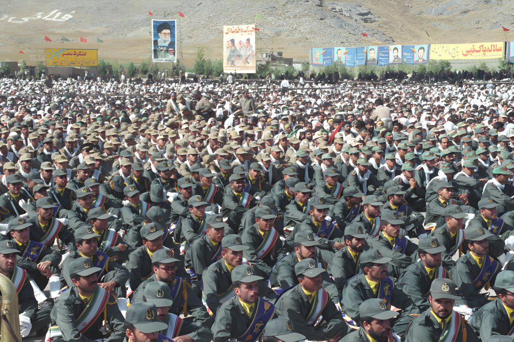 Miembros de la Guardia Revolucionaria de Irán atienden a una locución de Alí Khamenei.