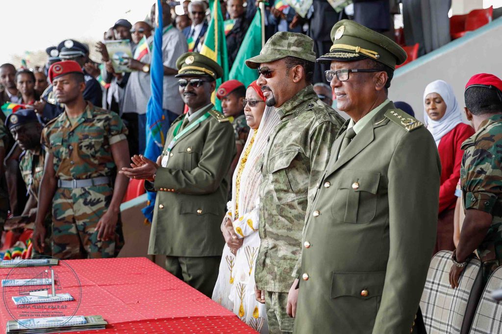 El primer ministro de Etiopía, Abiy Ahmed Ali, encabeza un desfile militar celebrado en 2019.