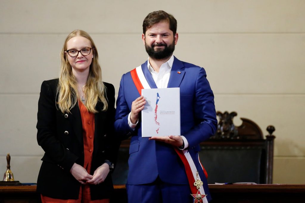 Beatriz Hevia, presidenta del Consejo Constitucional, entrega al presidente de Chile Gabriel Boric la propuesta de Constitución de 2023. 