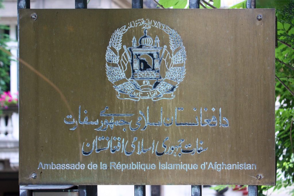 Una de las embajadas afganas, la de París, que se opone a la autoridad de los talibanes.