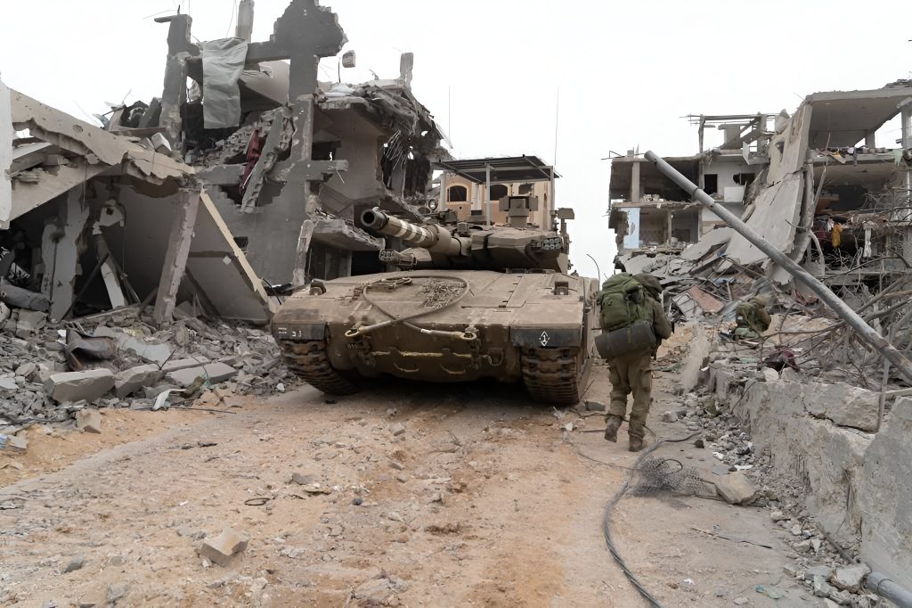 Un tanque del ejercito israelí entre escombros durante la invasión de Gaza. 