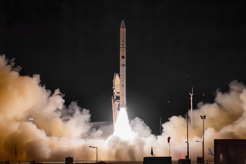 Lanzadera espacial israelí Shavit-2 llevando al satélite militar Ofek-13 al espacio. Se considera que el misil balístico Jericó-2 sirvió de base para los Shavit.