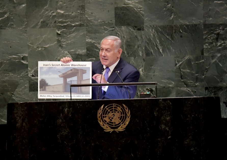 El presidente israelí Benjamín Netanyahu muestra una imagen de una instalación iraní que supuestamente sirve como almacén nuclear secreto. 