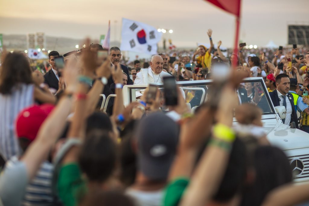 Celebración de la Jornada Mundial de la Juventud en Lisboa, Portugal. El Papa Francisco, en la imagen, es el gran impulsor de la política internacional de la Iglesia Católica. 