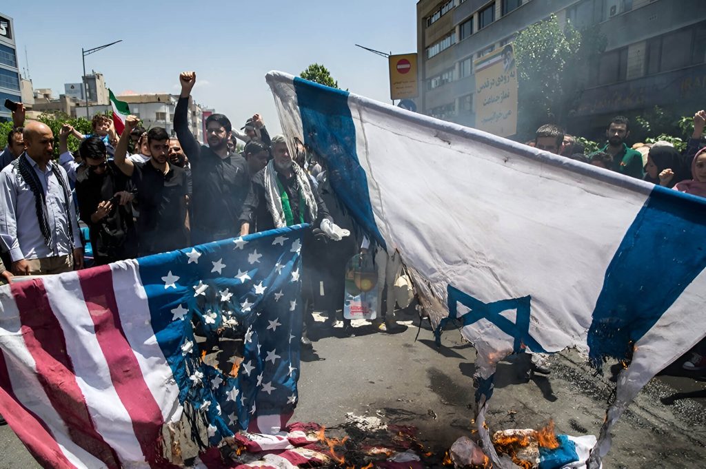 Banderas de Estados Unidos e Israel quemadas durante una protesta en apoyo a Palestina organizada en Irán en marzo de 2004. 