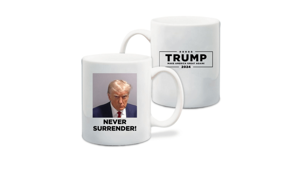 Taza con la ficha policial de Donald Trump que se vende en su página web.
