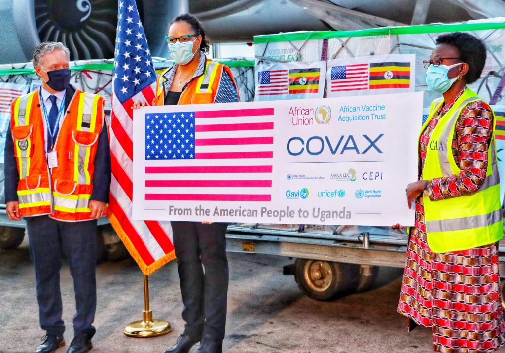 Donación de vacunas COVID a Uganda por parte de Estados Unidos. Este tipo de donaciones se computan como Ayuda Oficial al Desarrollo. 
