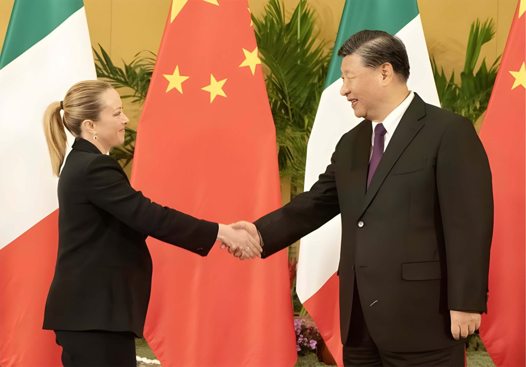 Giorgia Meloni se reúne con Xi Jinping en Pekín en noviembre de 2023, poco antes de que Italia abandonase la Nueva Ruta de la Seda. 