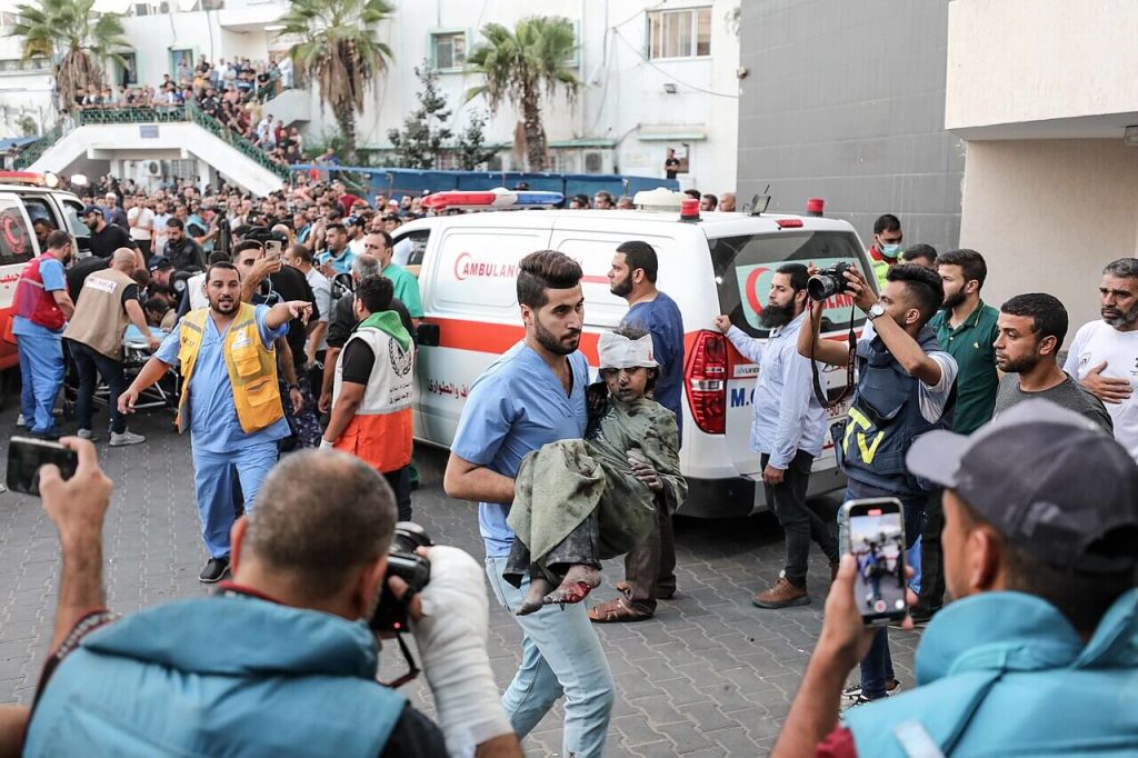 Periodistas palestinos graban a médicos trasladando al hospital  a heridos tras un ataque israelí.