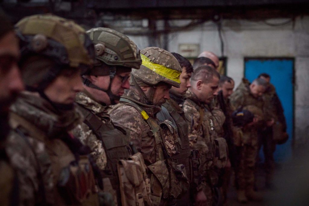 Soldados del ejército de Ucrania reciben al presidente Volodímir Zelenski cerca de Bajmut. 