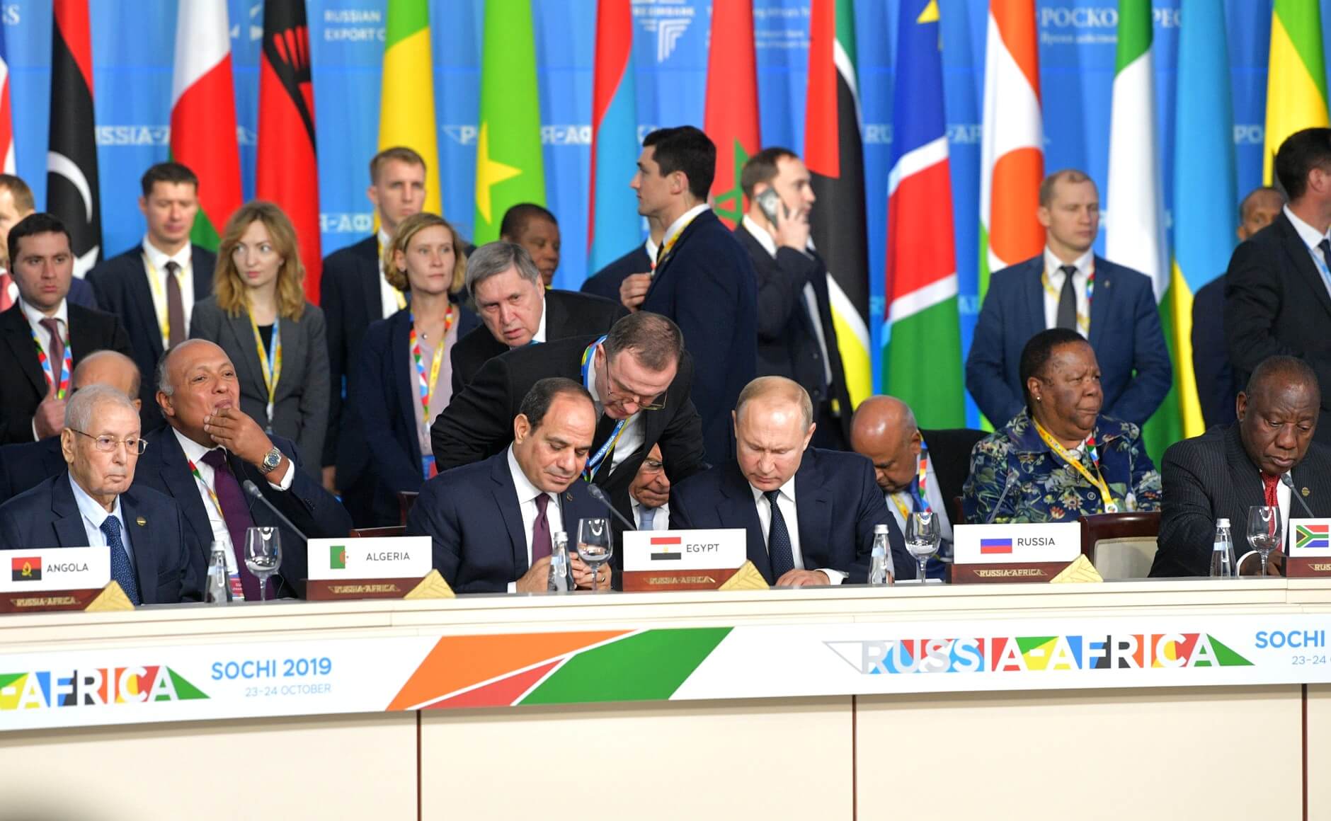 La presencia rusa en África está aumentando considerablemente en los últimos años. En la imagen, Vladimir Putin se reúne con líderes africanos en la Cumbre Rusia-África.