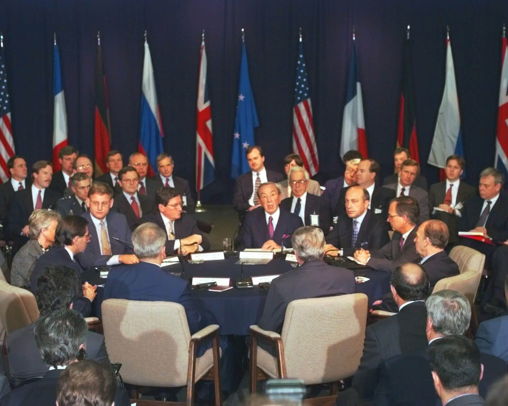 Negociaciones de la "comunidad internacional" en el marco de los Acuerdos de Dayton que dieron lugar a la Oficina del Alto Representante (OAR) para Bosnia y Herzegovina y, a su vez, a los Poderes Bonn.