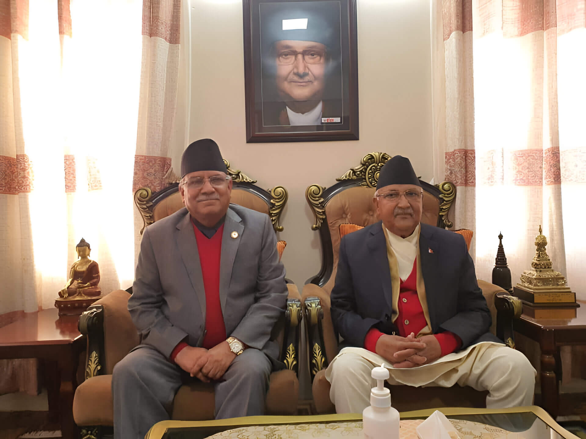 Pushpa Kamal y Sharma Oli, dos figuras clave de la política nepalí que han ejercido en varias ocasiones como primeros ministros del país. 