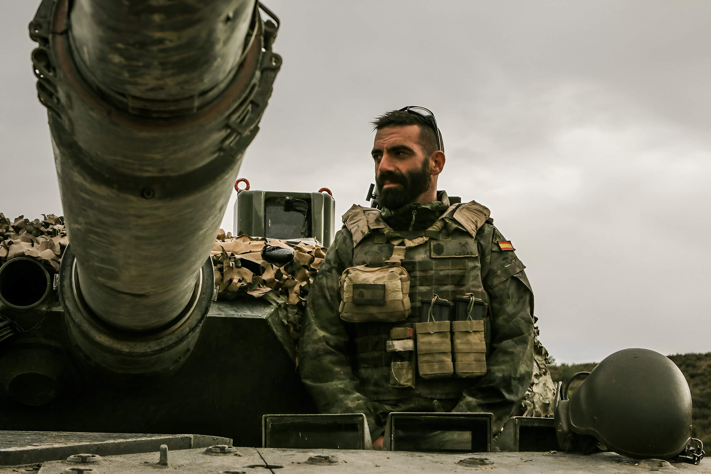 Soldado del ejército español subido a un tanque. 