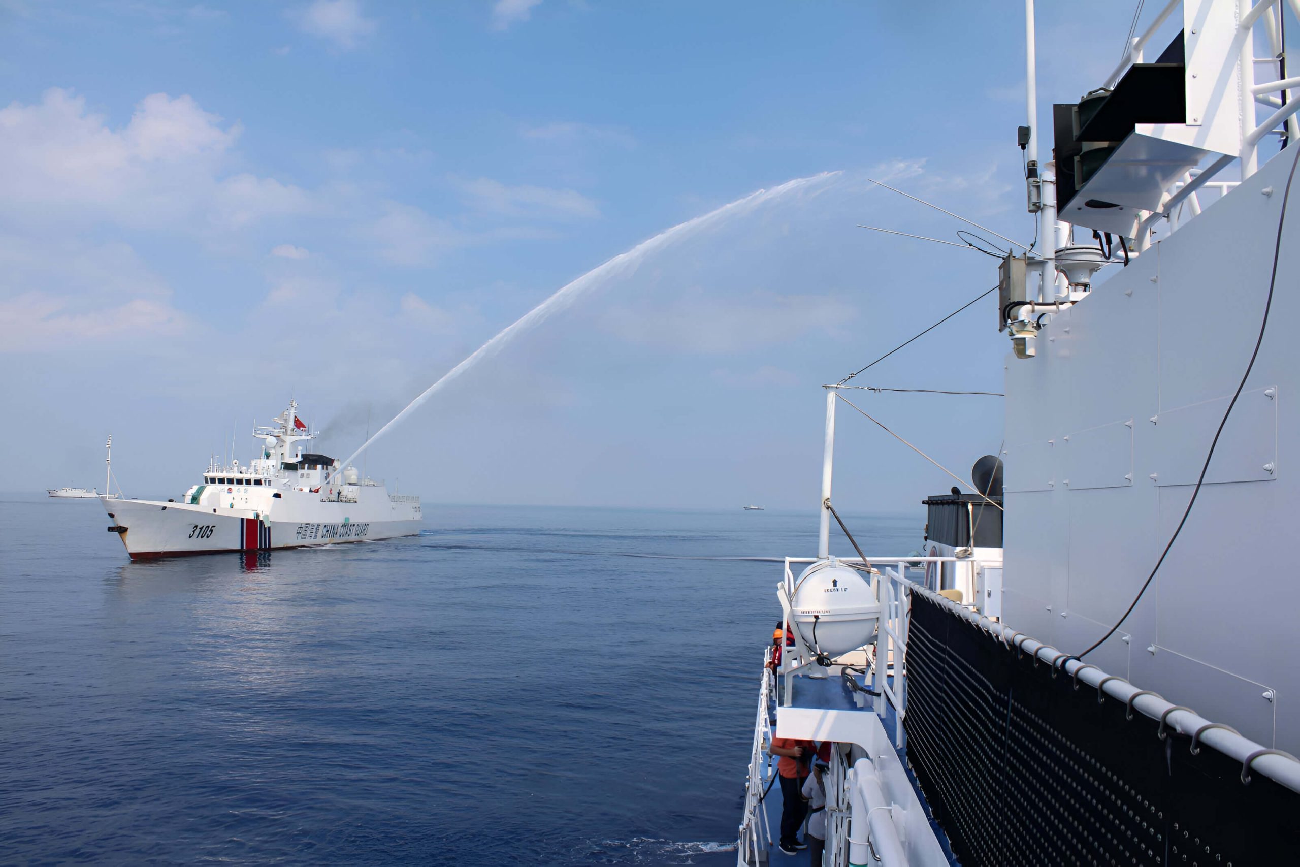 Un buque de la Guardia Costera de China usa un cañón de agua contra una embarcación filipina en los alrededores del bajo de Masinloc, en el mar Meridional. 