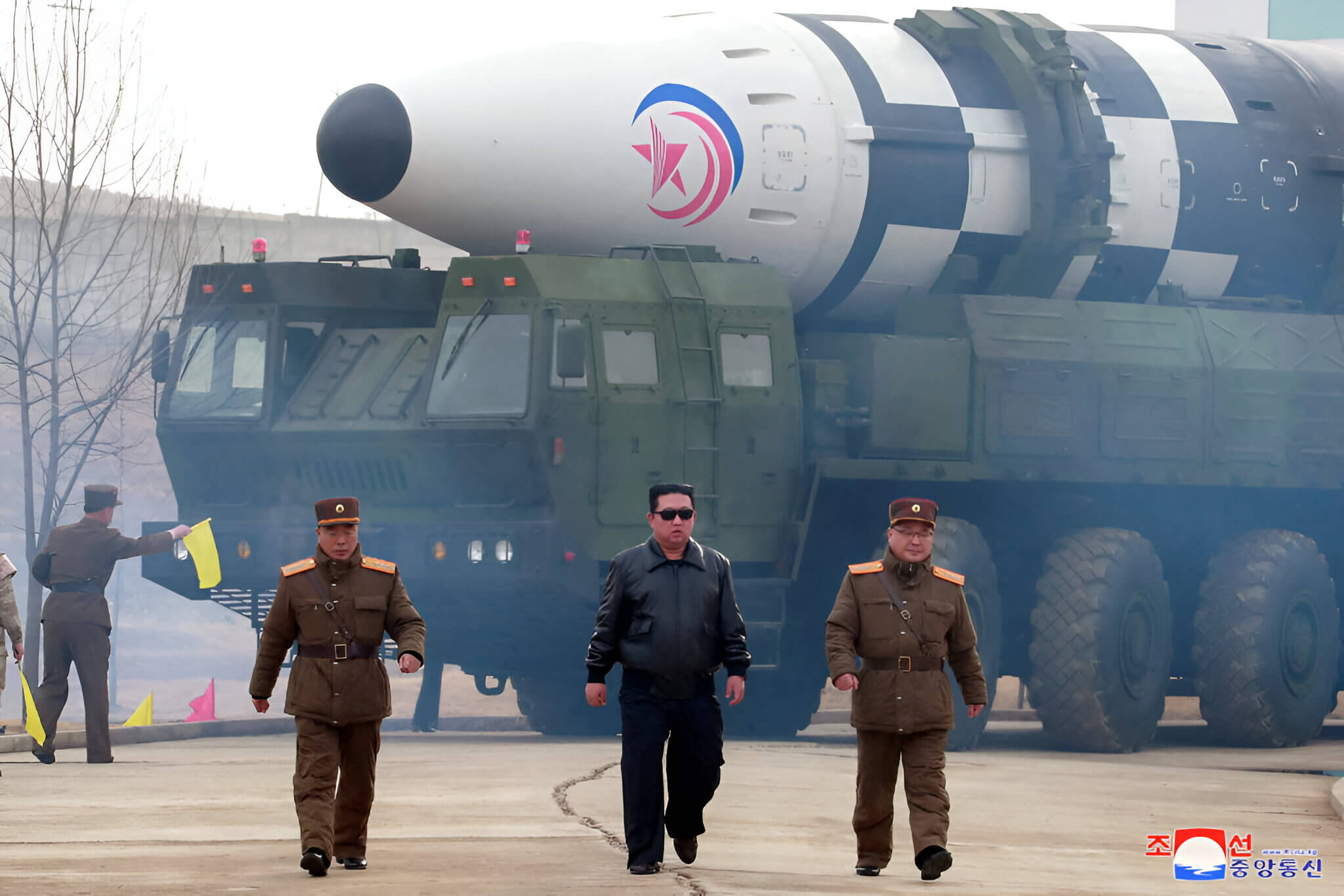 Kim Jong-un, Líder Supremo de Corea del Norte, camina frente a un misil balístico intercontinental (ICBM). 