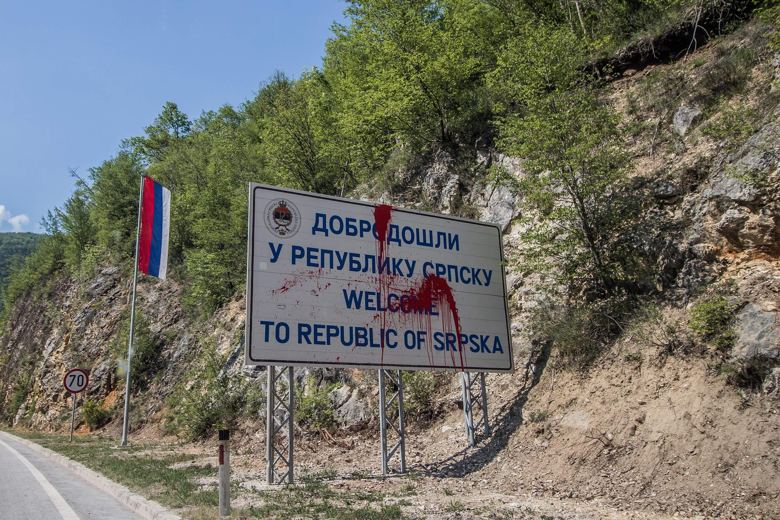 Señal de tráfico vandalizada que da la bienvenida a la República de Srpska, en Bosnia y Herzegovina. 