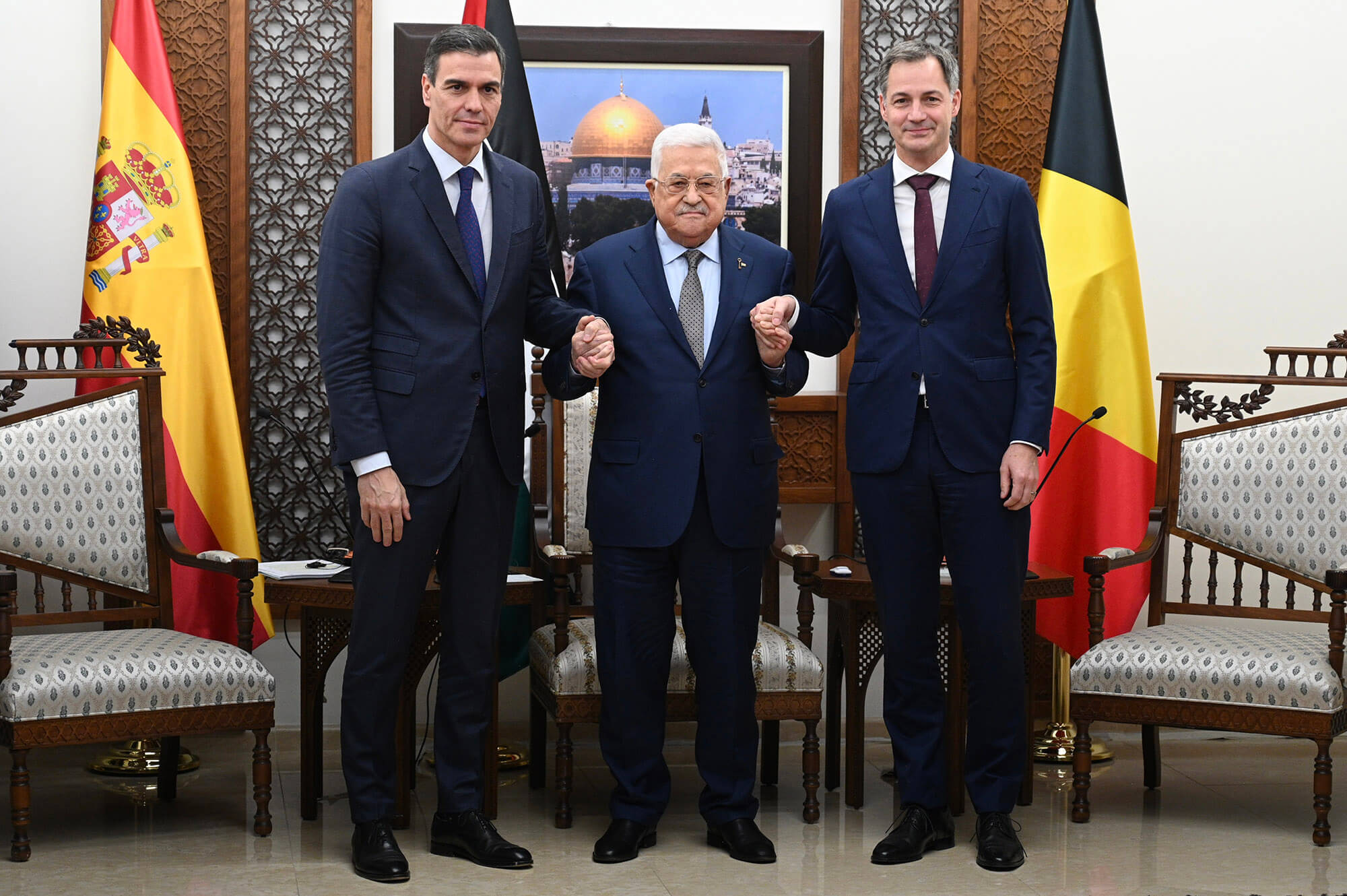 Encuentro de Pedro Sánchez y el primer ministro de Bélgica con el presidente de la Autoridad Nacional Palestina. 