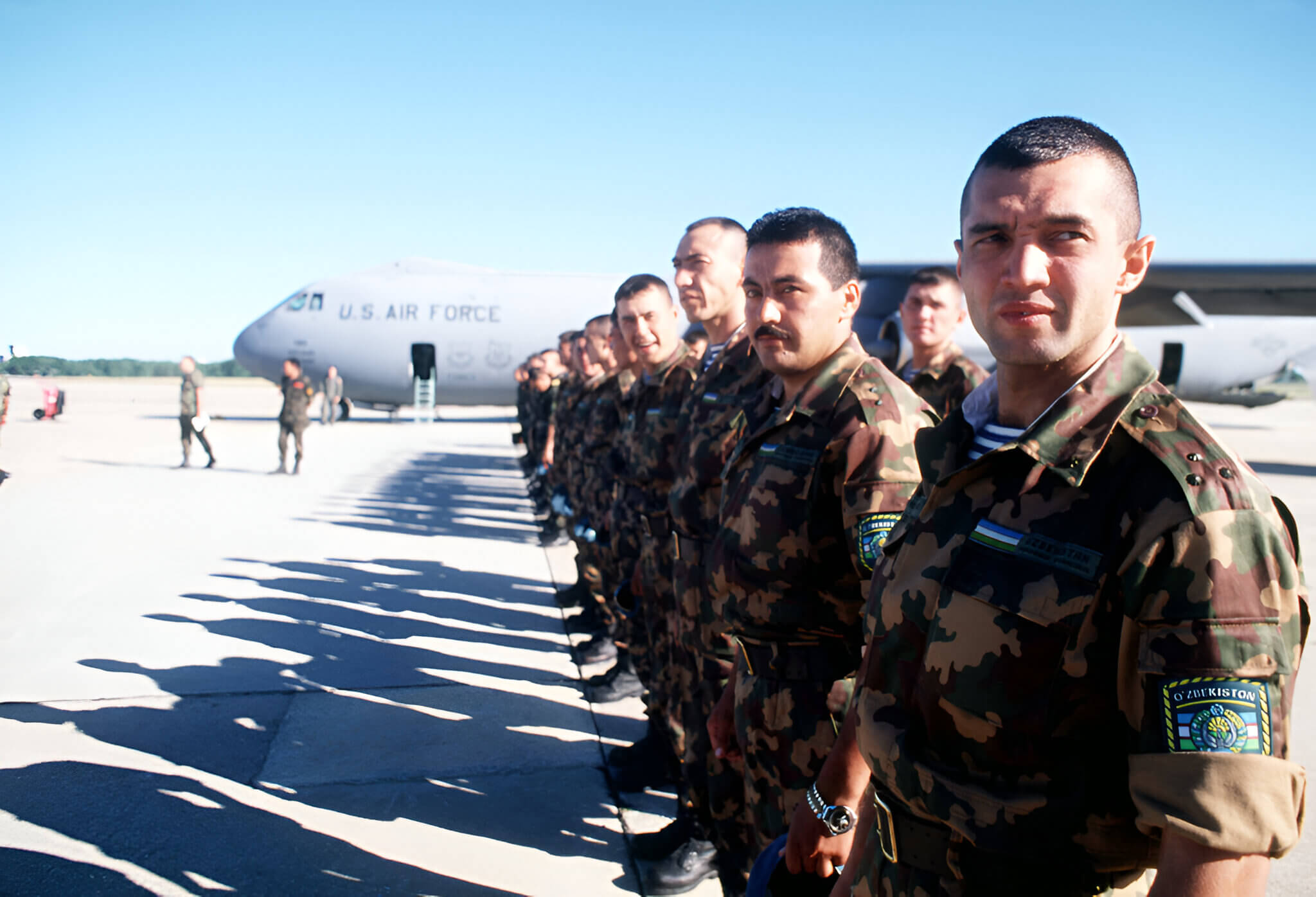 Tropas de Uzbekistán participan en unos ejercicios militares realizados con Estados Unidos y Kazajistán en 1997.