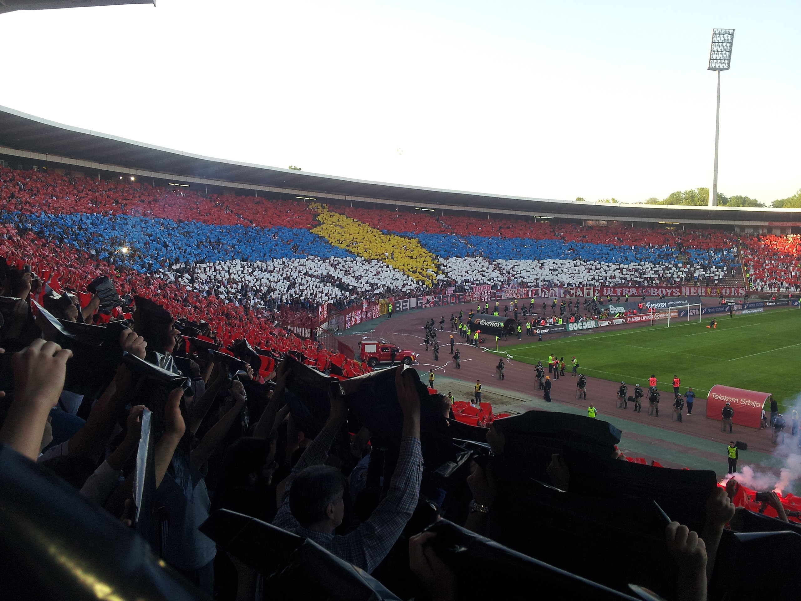 Mosaico de Delije, grupo ultra del Estrella Roja, en el que reivindican que Kosovo forma parte de Serbia.  