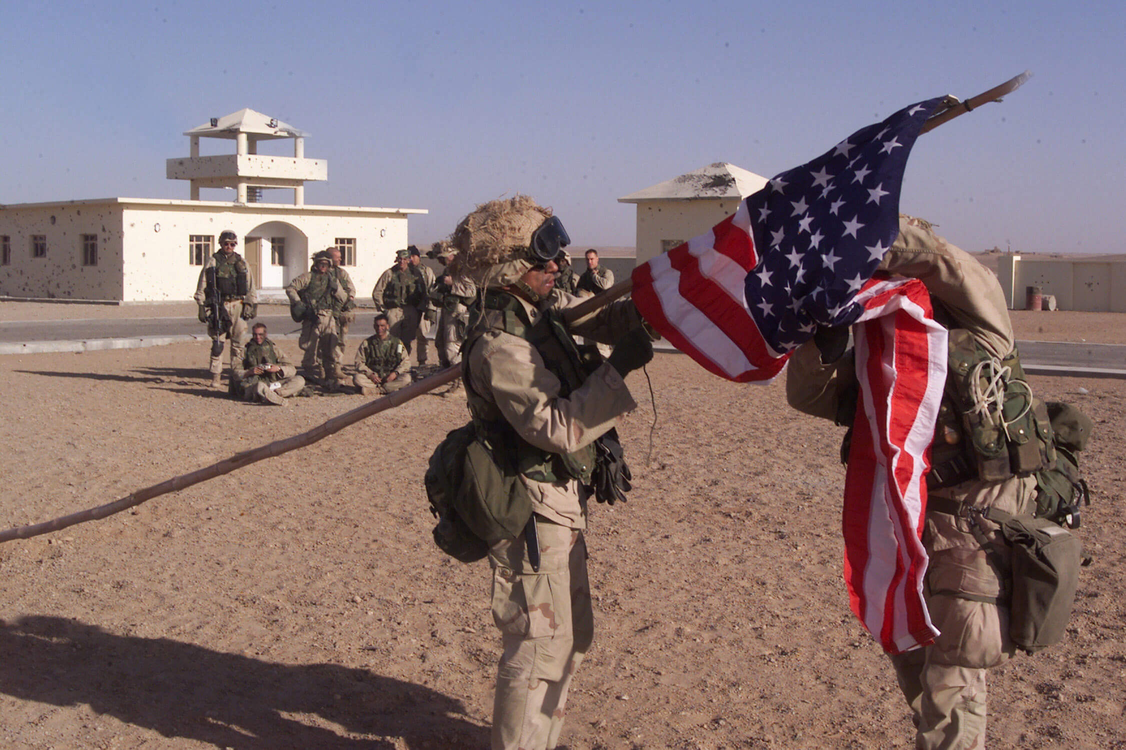 Soldados estadounidenses izan la bandera nacional en Afganistán, 2001. 
