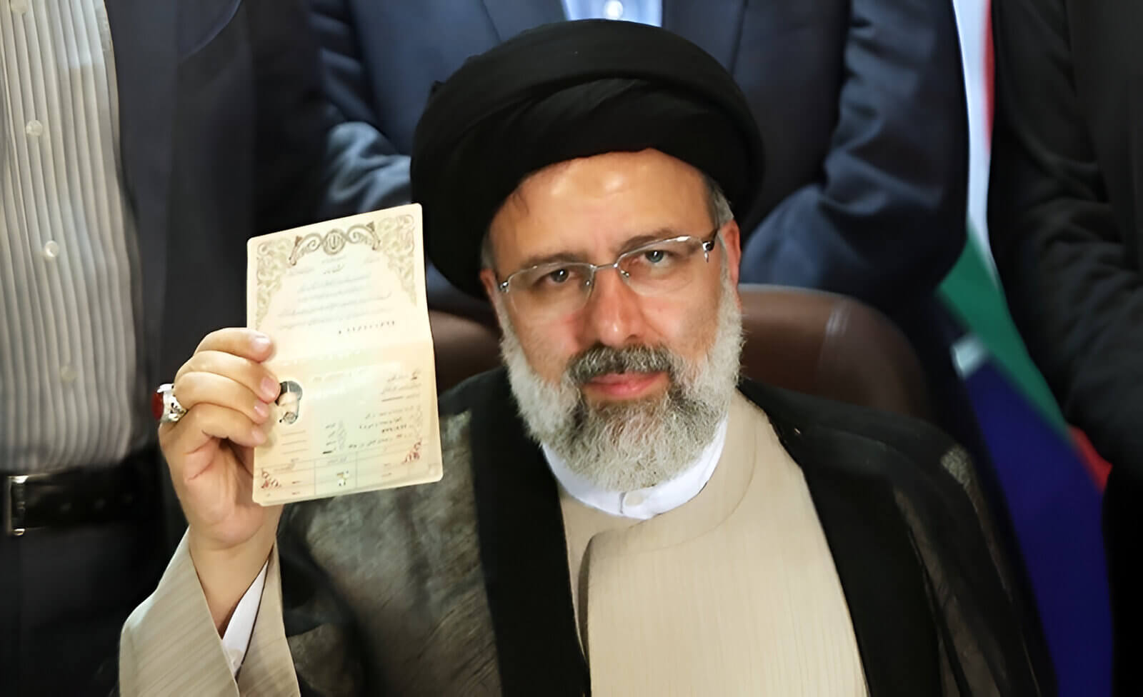 Ibrahim Raisi se registra como candidato presidencial para las elecciones de 2017.