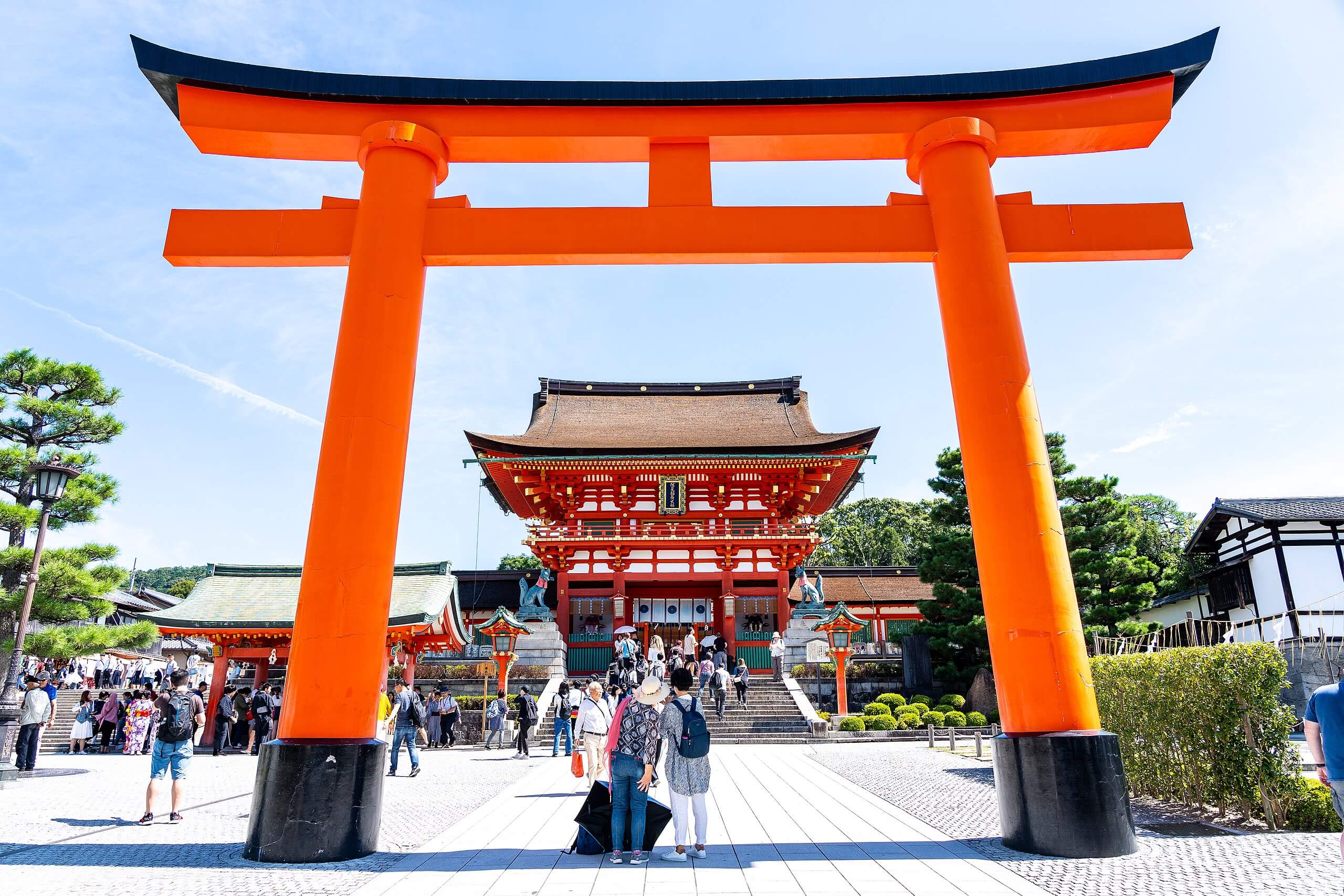 El famoso santuario sintoísta, la más importante religión en Japón, Fushimi Inari y su puerta torii, en Kyoto. 