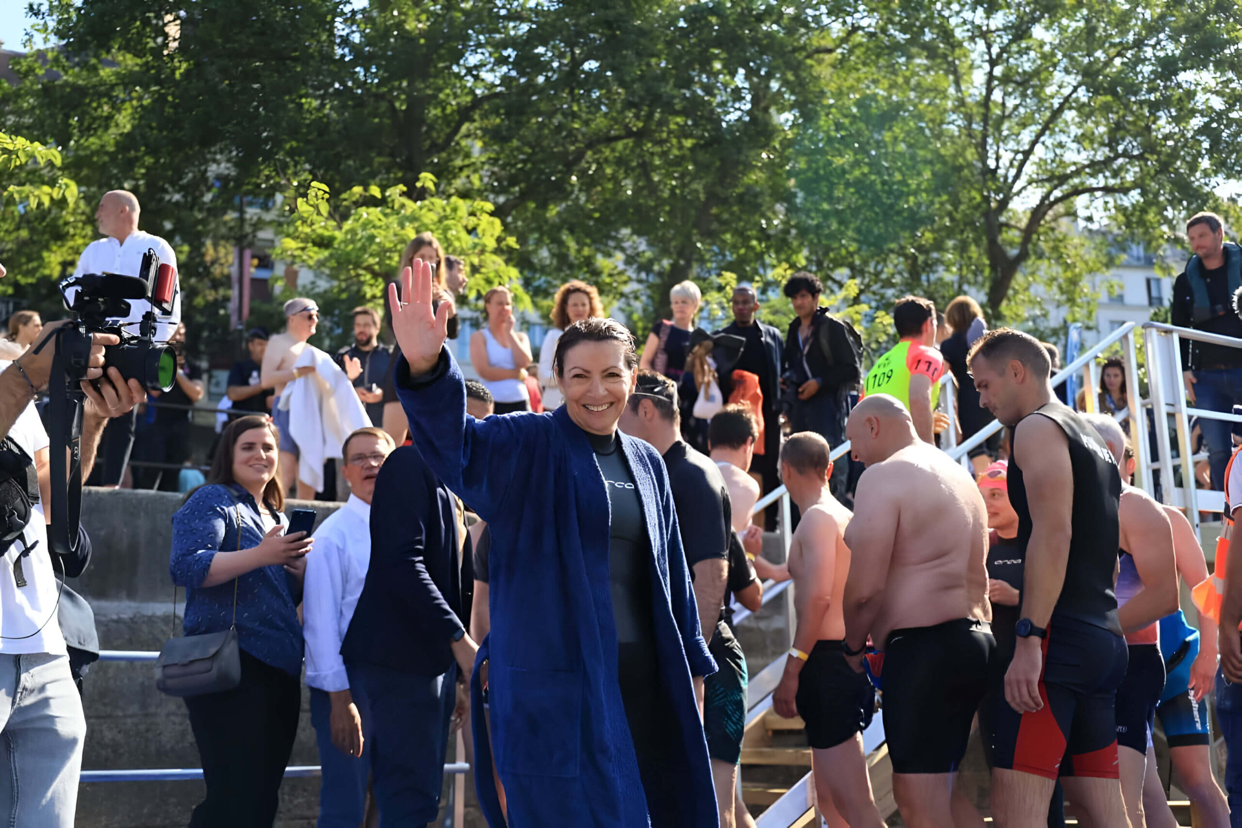 Anne Hidalgo, alcaldesa de París, se baña en el río Sena días antes de la celebración de los Juegos Olímpicos.