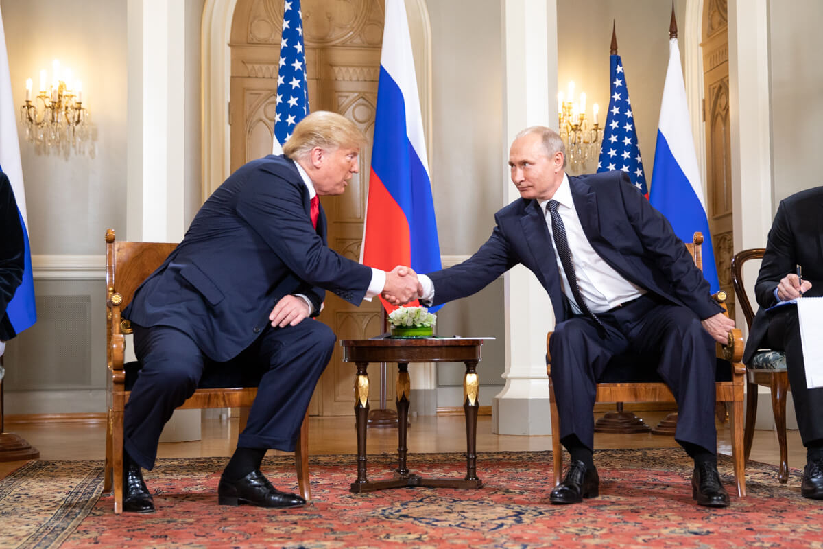 Donald Trump se reúne con Vladimir Putin durante una gira que realizó como presidente de Estados Unidos a Europa en 2018.