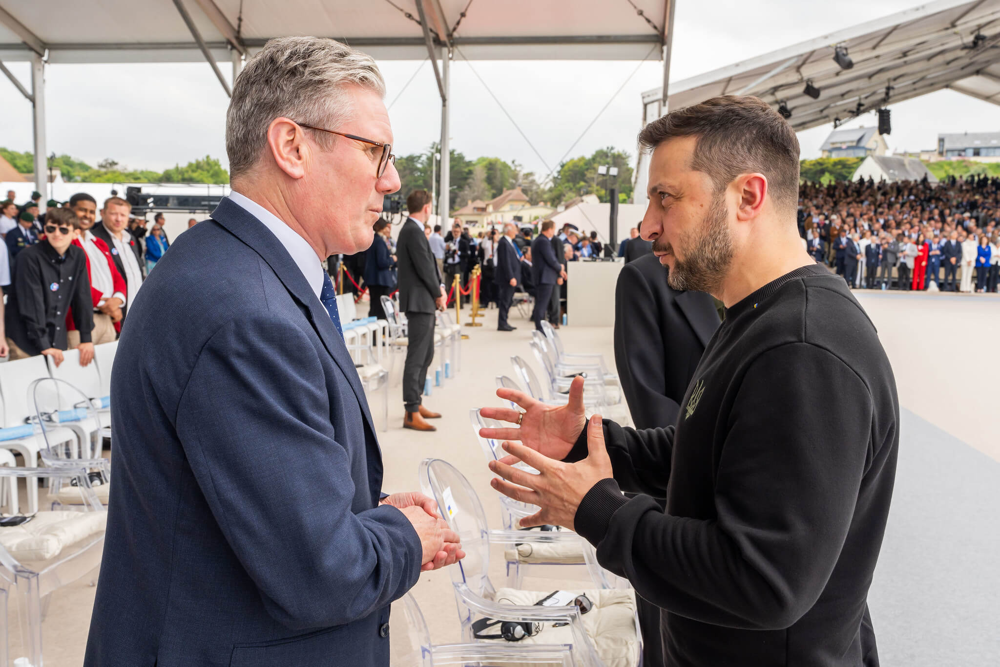 Keir Starmer, líder del Partido Laborista británico, se reúne con el presidente ucraniano Volodímir Zelenski en la conmemoración del desembarco de Normandía.