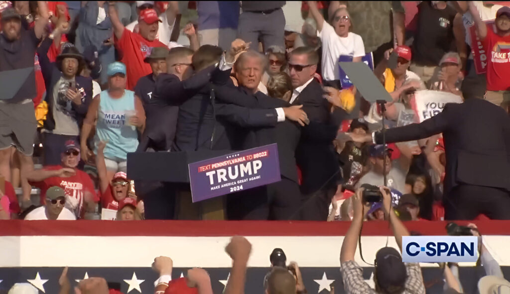 Donald Trump protegido por los agentes del Servicio Secreto tras resultar herido mientras realizaba un mitin en Pensilvania.