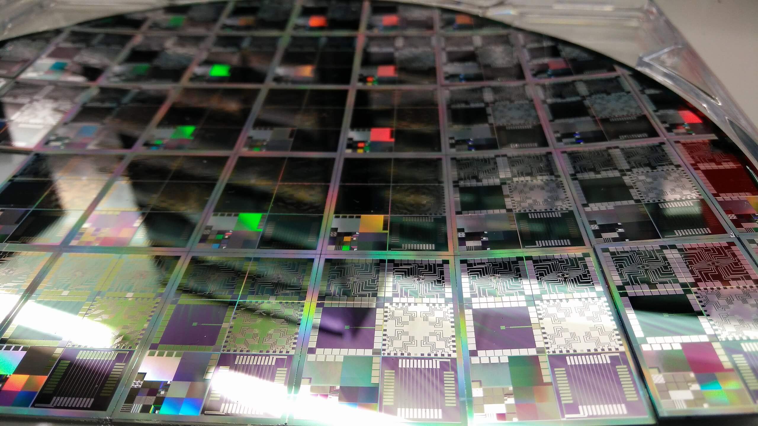 El sector de los semiconductores es crucial en la creciente competencia tecnológica entre las principales potencias mundiales. Fuente: DrHughManning - bajo CC BY-SA 4.0