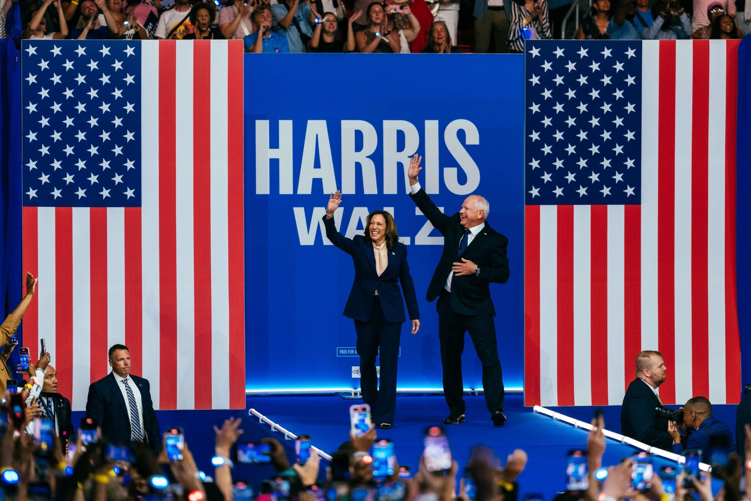 Tim Walz, candidato a la vicepresidencia de Estados Unidos, comparece con Kamala Harris en un mitin electoral.
