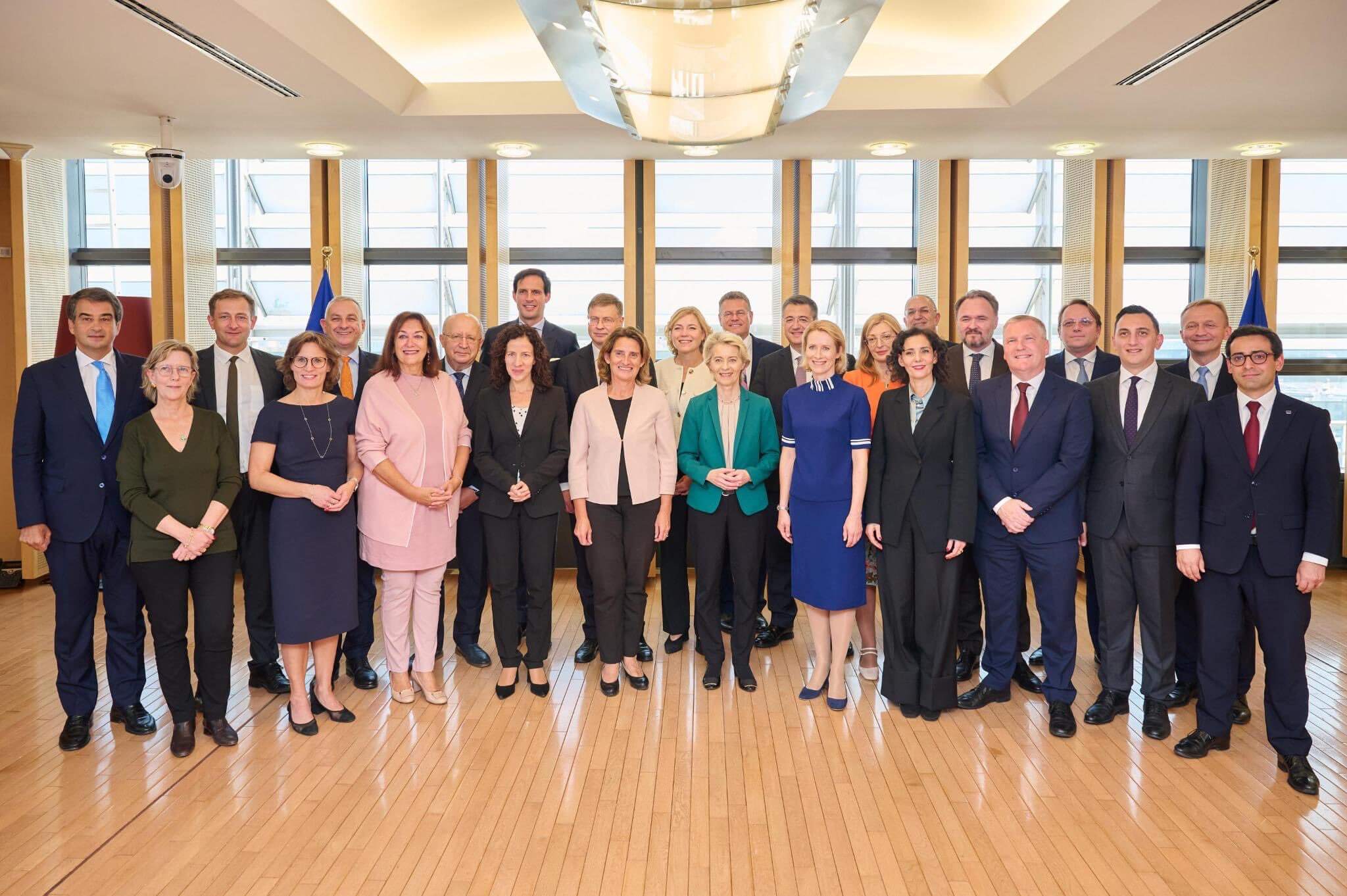 Ursula von der Leyen posa junto con los comisarios que componen la nueva Comisión Europea.