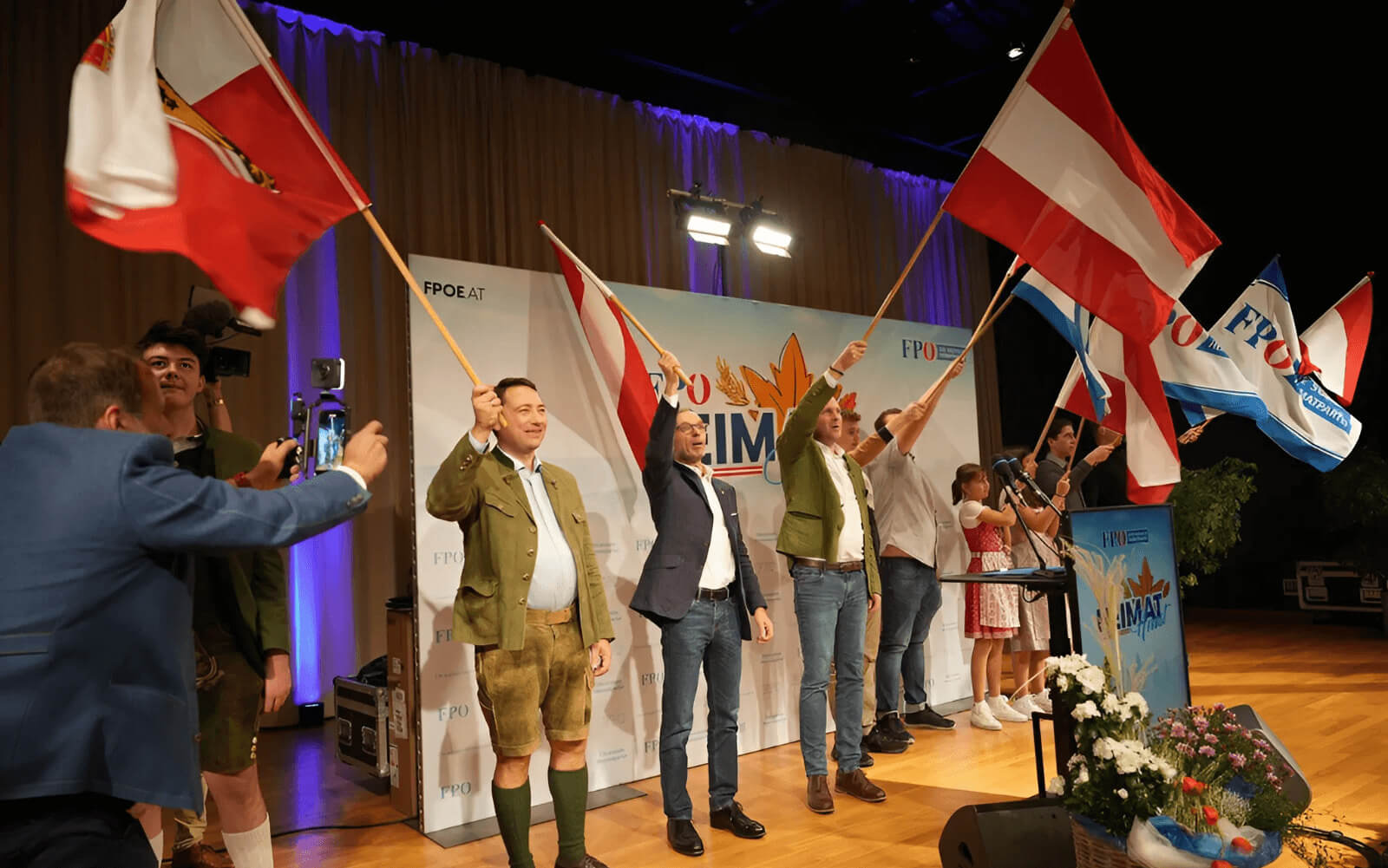 Evento organizado por el Partido de la Libertad (FPÖ) de Austria. El segundo por la izquierda es Herbert Kickl, líder de la formación. 