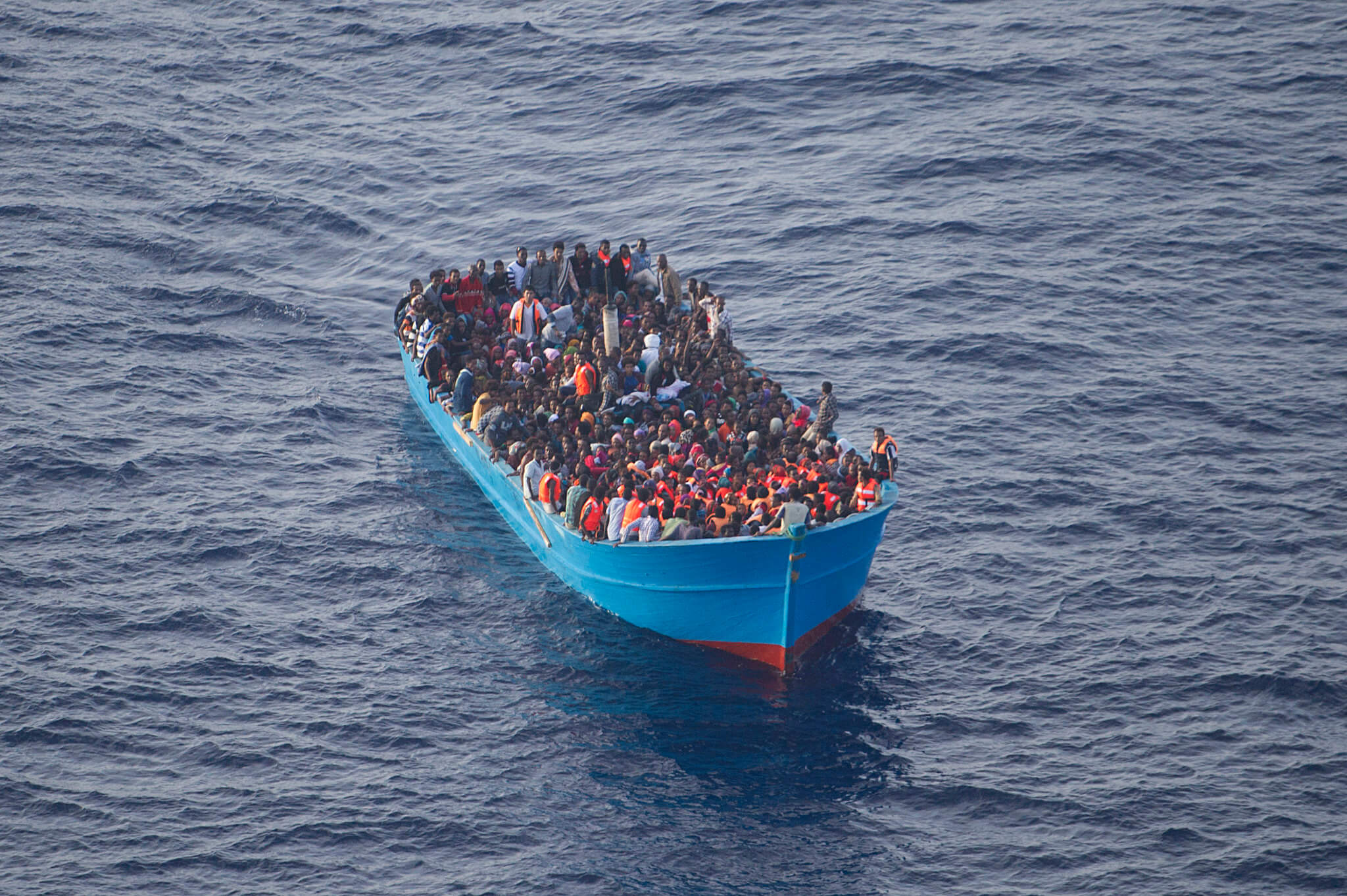 Embarcación repleta de migrantes navega por el mar Mediterráneo.