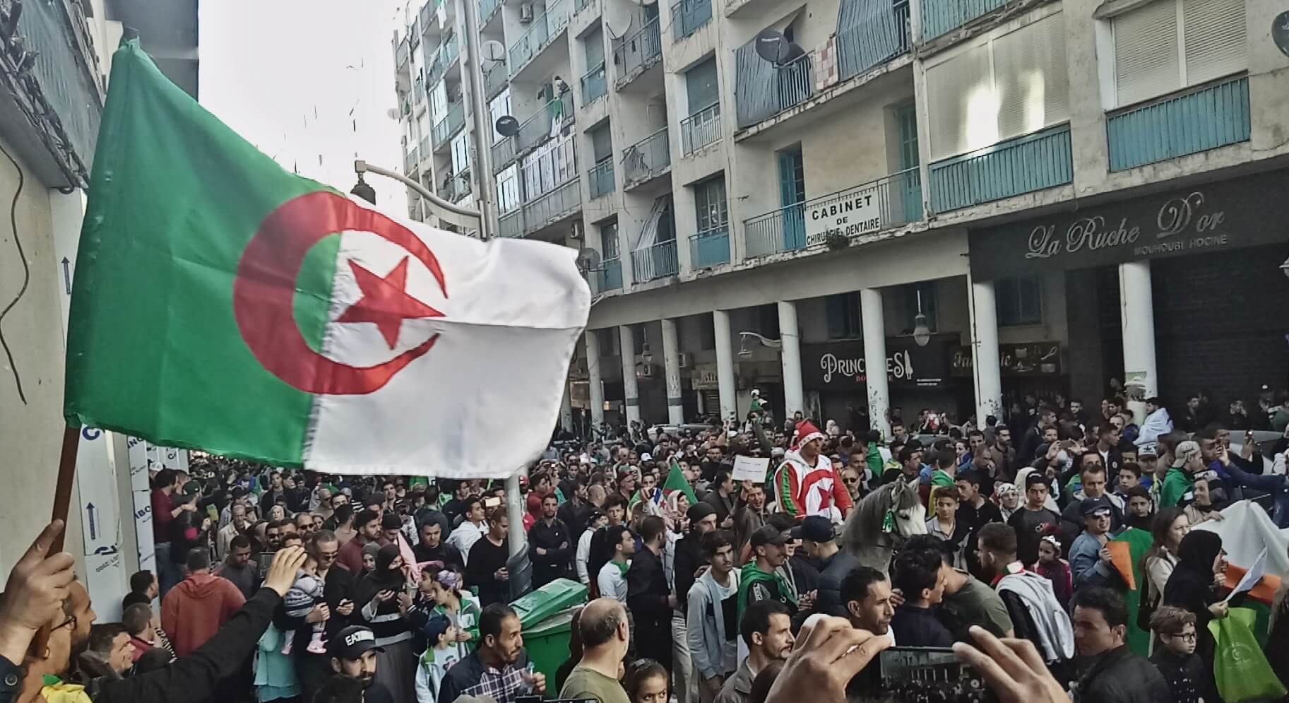 Protesta organizada en 2019 en Bejaia, Argelia, en el marco de las movilizaciones sociales del Hirak.