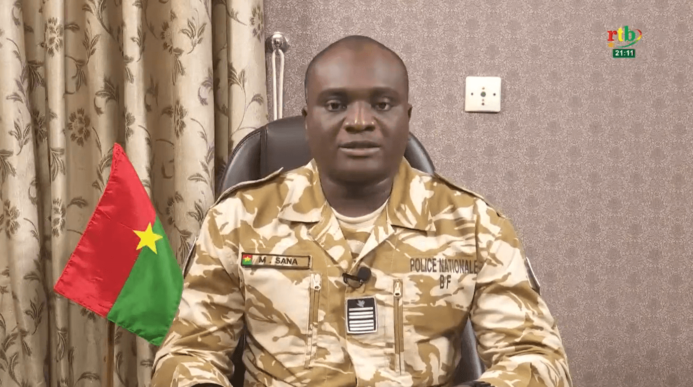 Mahamadou Sana, ministro de Seguridad de Burkina Faso, anuncia el fracaso del golpe de Estado.