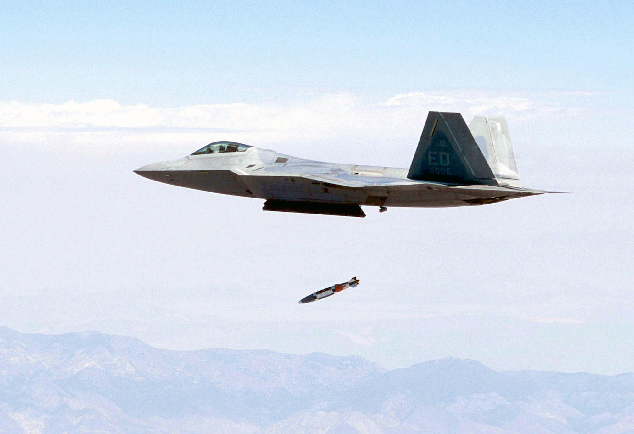 Un avión de combate de Estados Unidos lanza una unidad de bomba guiada (GBU).
