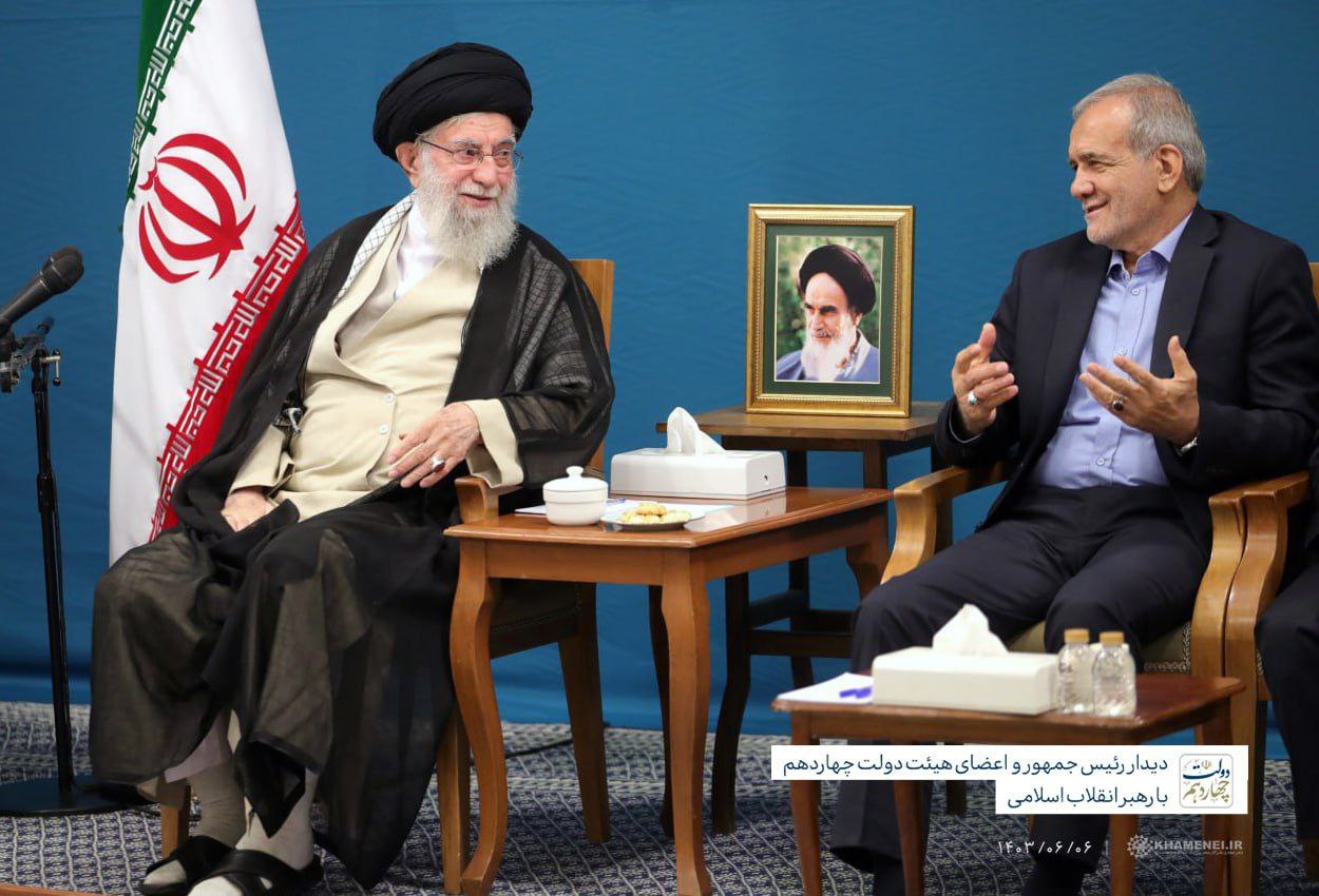 Ali Jamenei, Líder Supremo de Irán, y Masoud Pezeshkian, presidente de Irán