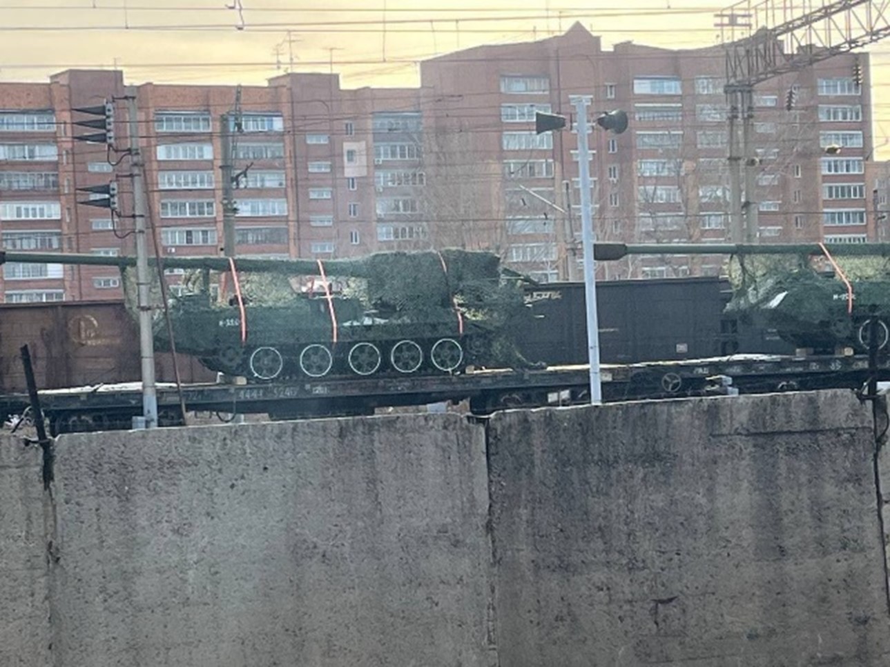 Un convoy ferroviario transporta piezas de artillería norcoreana M-1978 “Koksan” a través de Rusia, específicamente por la ciudad de Krasnoyarsk, con destino presuntamente vinculado a la guerra de Ucrania. Sin fecha exacta.