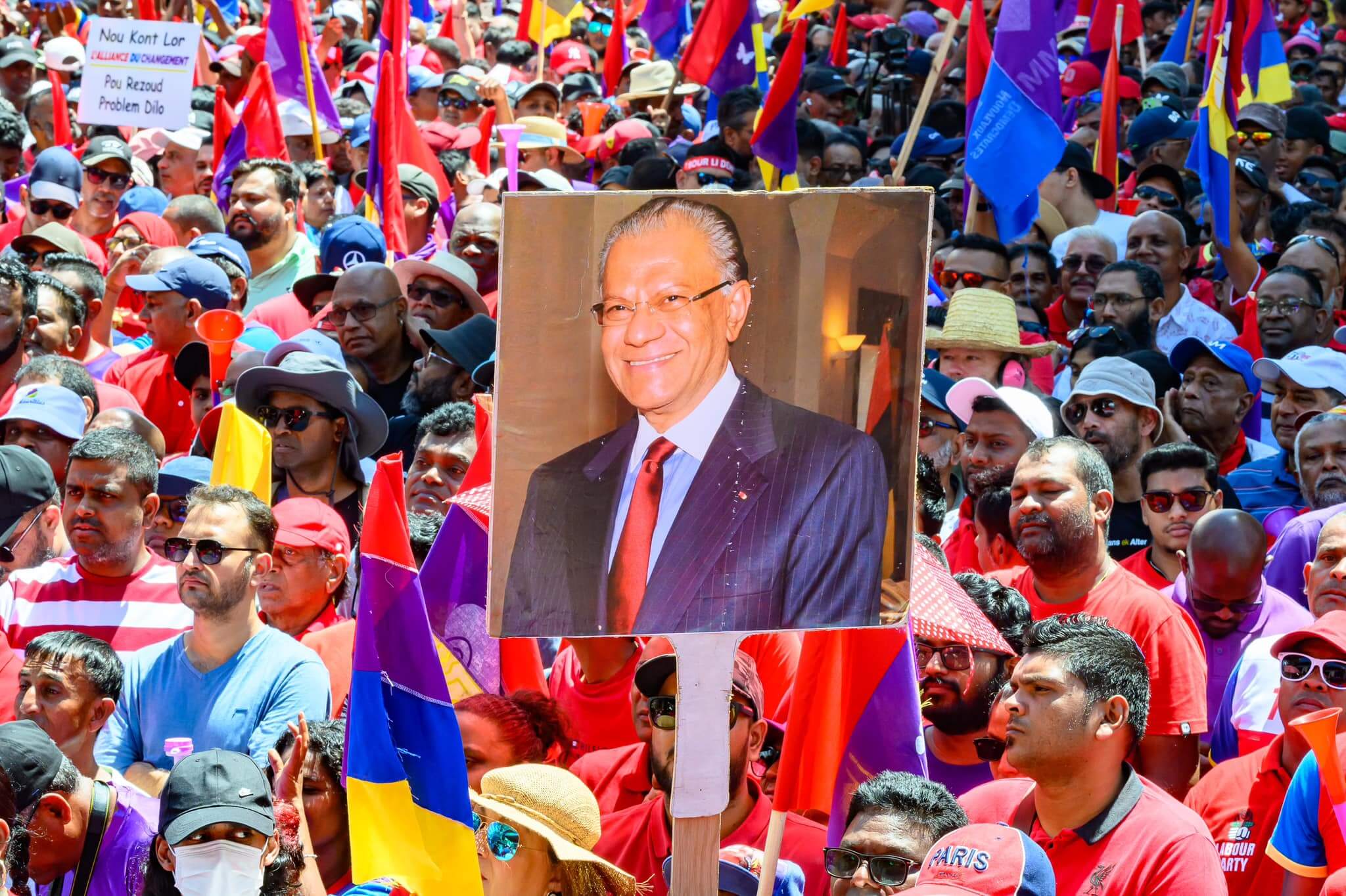 Simpatizantes de la Alianza por el Cambio sostienen una imagen de Navin Ramgoolam, vencedor de las elecciones y nuevo primer ministro de Mauricio. 
