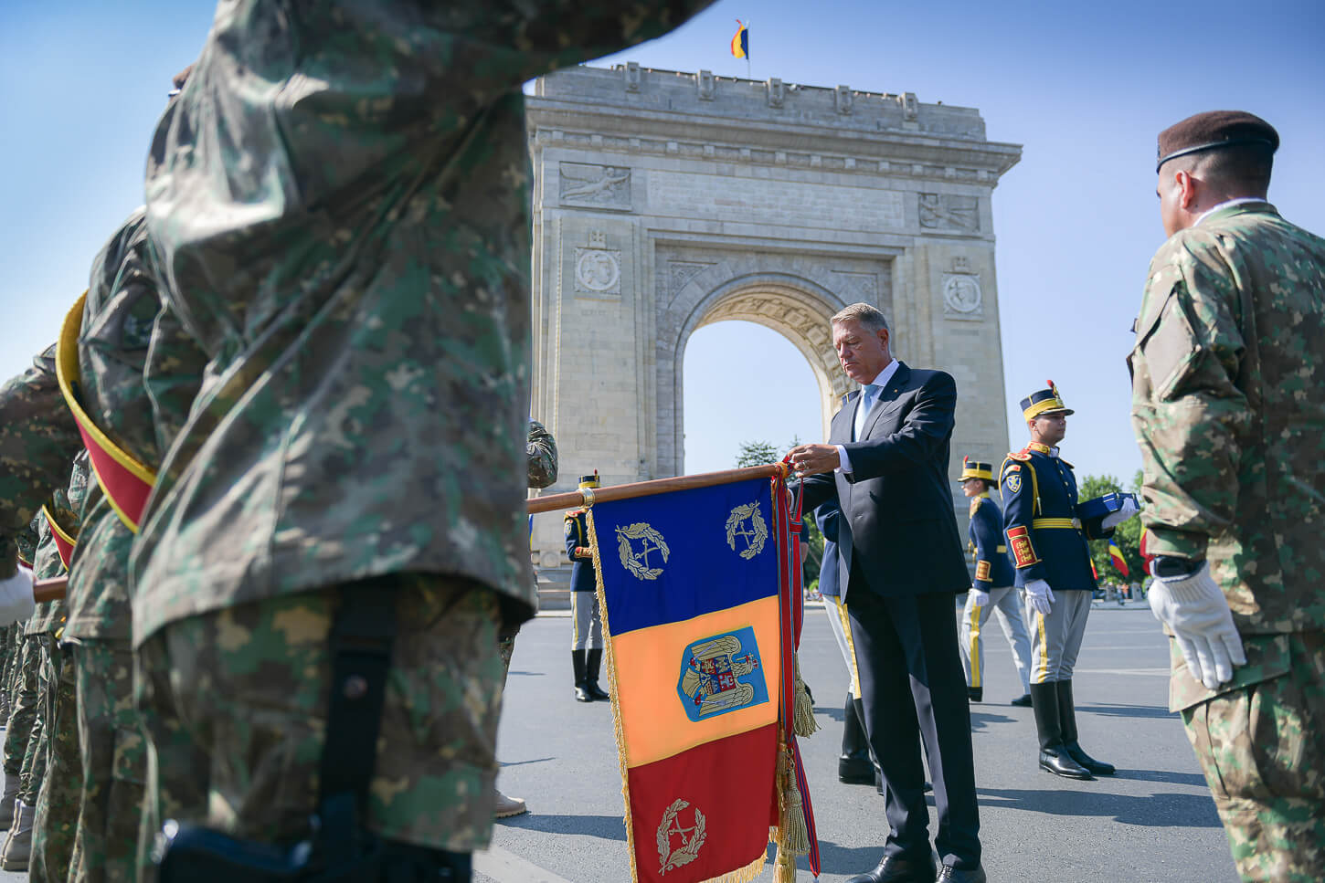Klaus Iohannis, presidente saliente de Rumanía, da la bienvenida a soldados rumanos desplegados en Afganistán.