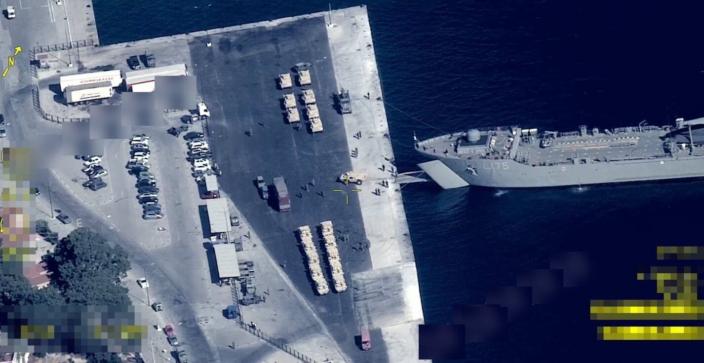Grecia despliega efectivos militares en la isla de Lesbos, ubicada en el mar Egeo, a tan solo unos kilómetros de Turquía continental. 