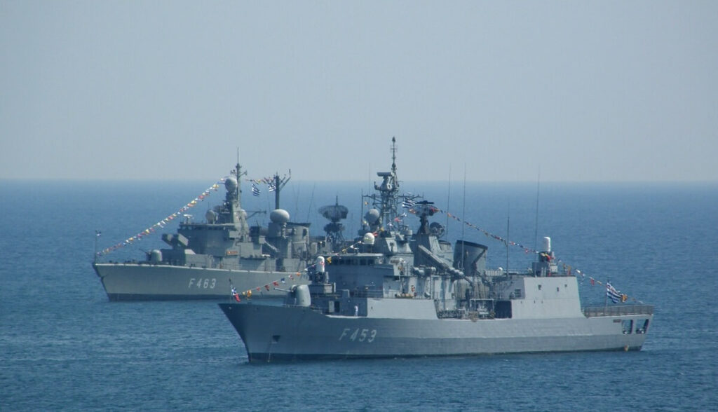 Dos buques del ejército helénico realizan operaciones rutinarias en el mar Egeo, donde Grecia mantiene disputas con Turquía. 