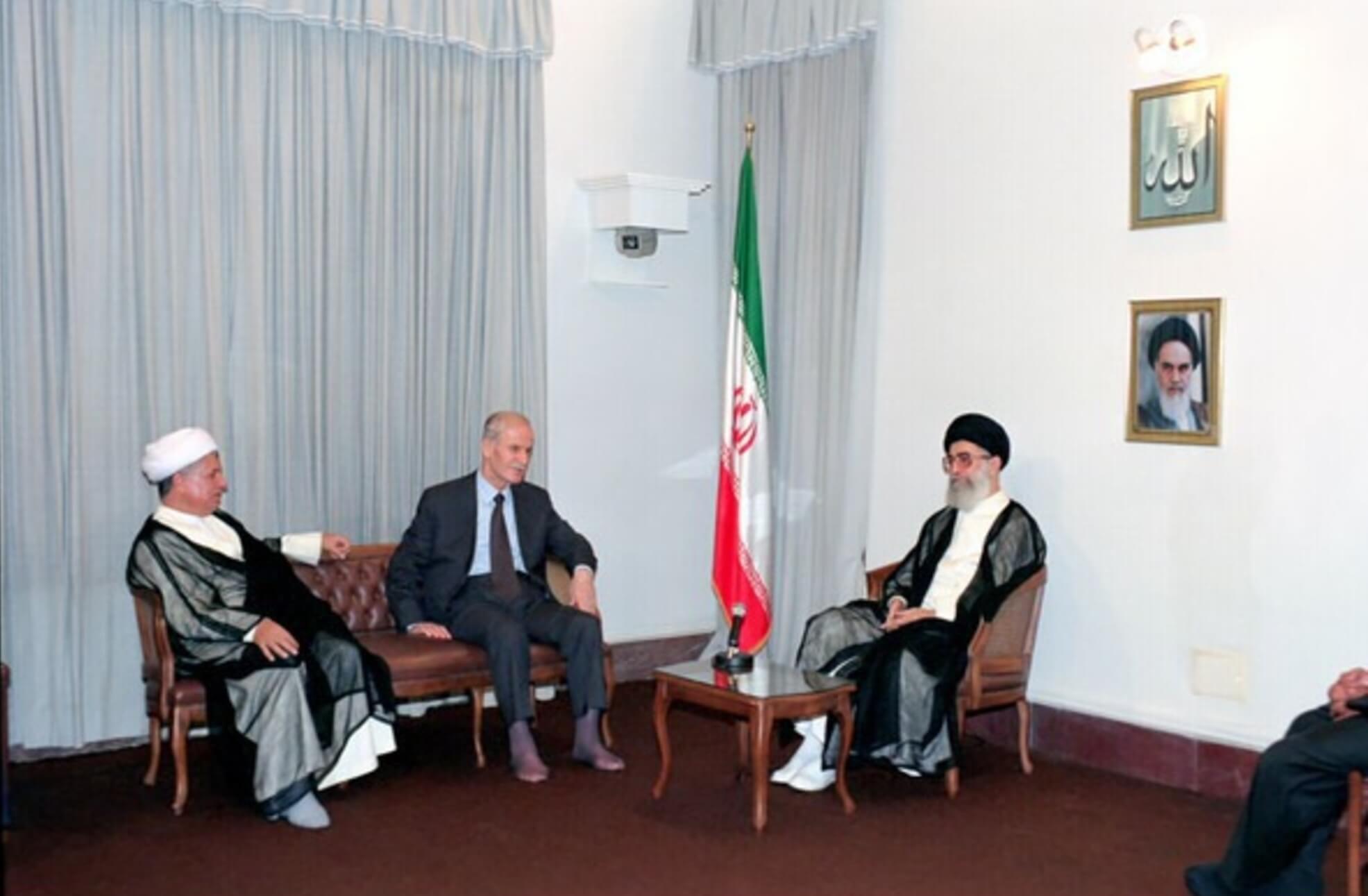 Hafez al-Asad, presidente de Siria, se reúne con el Líder Supremo Ali Khamenei y el presidente A. H. Rafsanjani el 1 de agosto de 1997. 